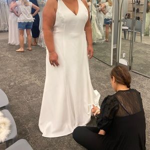 Size 20 a-line bridal gown from David’s bridal. Scalloped back and halter neck.